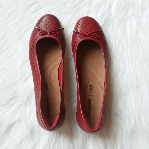 clarks flats red